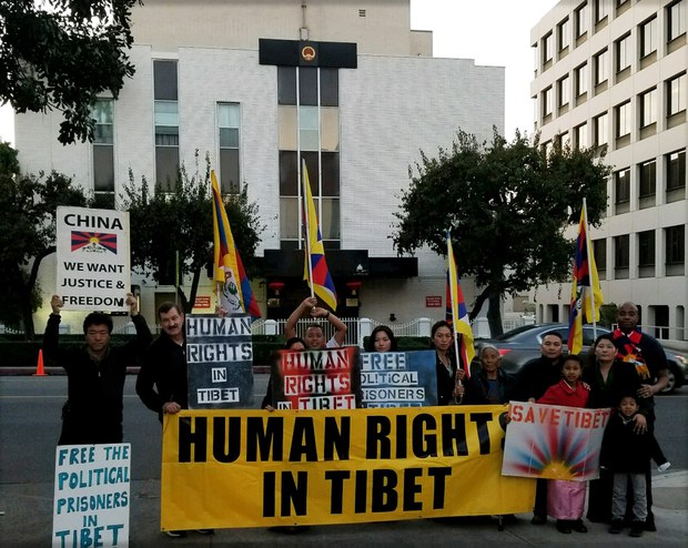 ལྷོ་ཁེ་ལི་ཕོ་ནི་ཡའི་རྒྱ་ནག་གཞུང་ཚབ་ཡན་ལག་ཁང་གི་མདུན་དུ་བོད་མི་ཁག་ཅིག་ནས་ངོ་རྒོལ་གནང་ཡོད་པ།