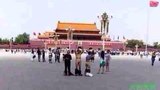 པེ་ཅིན་གནམ་བདེ་སྒོ་མོའི་མདུན་ཐང་དུ་དམར་ཧྲེང་ངང་ངོ་རྒོལ་བྱེད་བཞིན་པ། ༢༠༡༤།༥།༢༥