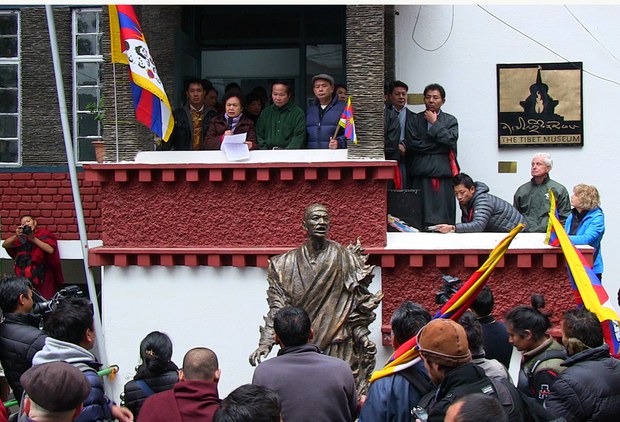 དྲན་རྟེན་རྡོ་བརྐོས་བཤམ་སྟོན་སྐབས་རྒྱ་མི་རིགས་ལྕམ་Qi Jia Zhengགཏམ་བཤད་གནང་བཞིན་པ། ༢༠༡༤།༣།༡༠ དྲན་རྟེན་རྡོ་བརྐོས་བཤམ་སྟོན་སྐབས་རྒྱ་མི་རིགས་ལྕམ་Qi Jia Zhengགཏམ་བཤད་གནང་བཞིན་པ། ༢༠༡༤།༣།༡༠