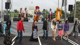 ༢༠༡༣ལོར་ཨ་རིའི་གྲོས་ཚོགས་ཁང་གི་མདུན་བོད་མི་ཚོ་རྒྱལ་ཁབ་ཁག་འདྲ་མིན་གྱི་དུས་སྟོན་ལ་མཉམ་ཞུགས་བྱེད་བཞིན་པ།