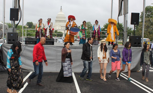 ༢༠༡༣ལོར་ཨ་རིའི་གྲོས་ཚོགས་ཁང་གི་མདུན་བོད་མི་ཚོ་རྒྱལ་ཁབ་ཁག་འདྲ་མིན་གྱི་དུས་སྟོན་ལ་མཉམ་ཞུགས་བྱེད་བཞིན་པ། ༢༠༡༣ལོར་ཨ་རིའི་གྲོས་ཚོགས་ཁང་གི་མདུན་བོད་མི་ཚོ་རྒྱལ་ཁབ་ཁག་འདྲ་མིན་གྱི་དུས་སྟོན་ལ་མཉམ་ཞུགས་བྱེད་བཞིན་པ།