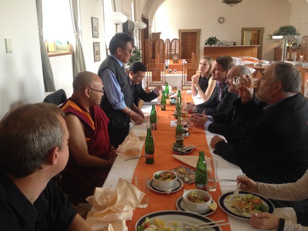 ཅེག་སྤྱི་མཐུན་རྒྱལ་ཁབ་ཀྱི་གྲོས་ཚོགས་གོང་མའི་བོད་དོན་རྒྱབ་སྐྱོར་ཚོགས་པའི་ཚོགས་གཙོས་ཉིན་གུང་གསོལ་ཚིགས་ལ་མགྲོན་འབོད་སྐབས། ༢༠༡༤།༦།༤ ཅེག་སྤྱི་མཐུན་རྒྱལ་ཁབ་ཀྱི་གྲོས་ཚོགས་གོང་མའི་བོད་དོན་རྒྱབ་སྐྱོར་ཚོགས་པའི་ཚོགས་གཙོས་ཉིན་གུང་གསོལ་ཚིགས་ལ་མགྲོན་འབོད་སྐབས། ༢༠༡༤།༦།༤