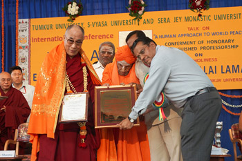 ༧གོང་ས་མཆོག་ལ་དགེ་རྒན་ཆེན་མོའི་ཆེ་བསྟོད་ཀྱི་ཕྱག་འཁྱེར།