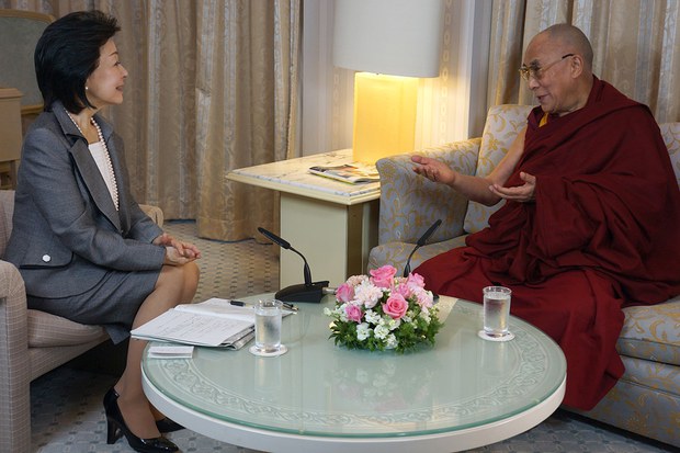 ཉི་ཧོང་གི་གསར་འགོད་པ་གྲགས་ཅན་ལྕམ་Yoshiko Sakuraiཡིས༧གོང་ས་མཆོག་ལ་བཀའ་འདྲི་གནང་བཞིན་པ། ཉི་ཧོང་གི་གསར་འགོད་པ་གྲགས་ཅན་ལྕམ་Yoshiko Sakuraiཡིས༧གོང་ས་མཆོག་ལ་བཀའ་འདྲི་གནང་བཞིན་པ།