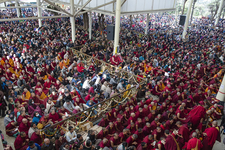 ཕྱི་ནང་དད་ལྡན་སྟོང་ཚོ་མང་པོ་གསུང་ཆོས་ལ་འཛོམས་ཡོད་པ།