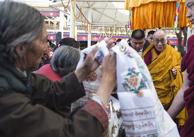 ༧གོང་ས་མཆོག་ཆོ་འཕྲུལ་སྨོན་ལམ་སྐབས་གཙུག་ལག་ཁང་ནས་ཕོ་བྲང་ལ་ཕེབས་བཞིན་པ། ༢༠༡༤།༣།༡༦
