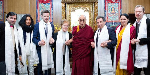 ཡུ་རོབ་སྤྱི་མཐུན་ཚོགས་པའི་སྐུ་ཚབ་རྣམ་པས་བཞུགས་སྒར་དུ་༧གོང་ས་སྐྱབས་མགོན་ཆེན་པོ་མཆོག་དང་མཇལ་འཕྲད་སྐབས། ༢༠༡༤།༣།༡༢