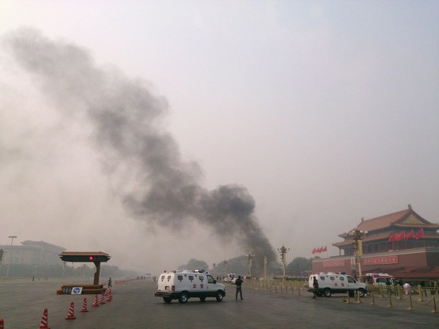 གནམ་བདེ་སྒོ་མོ་ཆེ་མདུན་ཐང་དུ་དོན་རྐྱེན་བྱུང་བའི་འདྲ་པར།