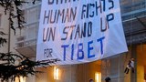 བོད་དོན་རྒྱབ་སྐྱོར་བ་ཁག་ཅིག་མཉམ་འབྲེལ་རྒྱལ་ཚོགས་ཀྱི་ལས་ཁུངས་སྟེང་འཛེགས་ནས་བོད་དོན་ལས་འགུལ་སྤེལ་སྐབས།