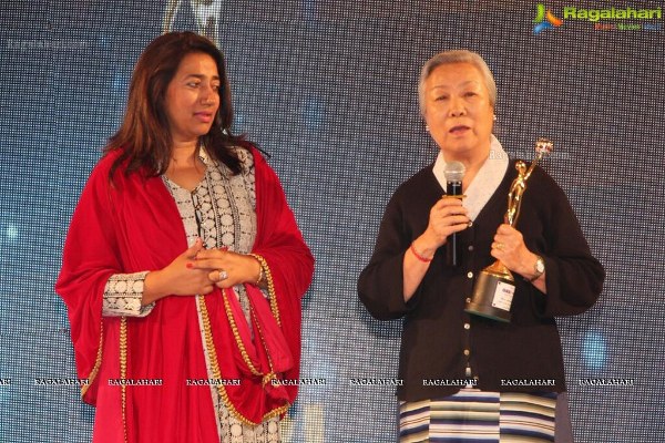 བཀའ་ཟུར་རྗེ་བཙུན་པདྨ་ལགས་ཀྱིས་རྒྱ་གར་ནང་གི་རླབས་ཆེན་བུད་མེད་ཀྱི་གཟེངས་རྟགས་བཞེས་བཞིན་པ། ༢༠༡༤།༣།༢༣ བཀའ་ཟུར་རྗེ་བཙུན་པདྨ་ལགས་ཀྱིས་རྒྱ་གར་ནང་གི་རླབས་ཆེན་བུད་མེད་ཀྱི་གཟེངས་རྟགས་བཞེས་བཞིན་པ། ༢༠༡༤།༣།༢༣