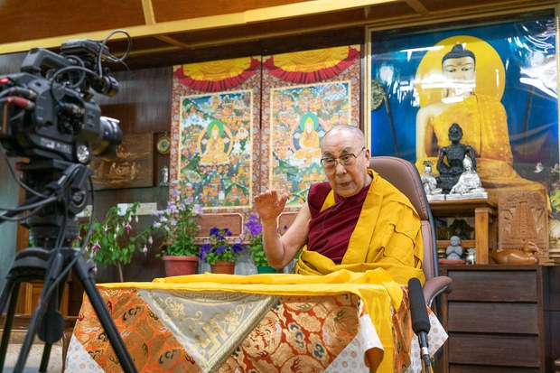 དཀའ་ངལ་ཇི་འདྲ་ཞིག་འཕྲད་ཀྱང་བྱམས་བརྩེའི་ལམ་ནས་སེལ་ཐབས་བྱེད་དགོས། ༸གོང་ས་མཆོག