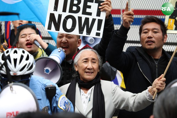 འཛམ་གླིང་ཡུ་གུར་ཚོགས་པའི་འགོ་ཁྲིད་ལྕམ་Rebia Kadeerཡིས་རྒྱ་ནག་གི་སྲིད་འཛིན་ཞེ་ཨ་རིའི་རྒྱལ་སར་འབྱོར་བར་ངོ་རྒོལ་གནང་བཞིན་པ། ༢༠༡༦།༣།༣༡ འཛམ་གླིང་ཡུ་གུར་ཚོགས་པའི་འགོ་ཁྲིད་ལྕམ་Rebia Kadeerཡིས་རྒྱ་ནག་གི་སྲིད་འཛིན་ཞེ་ཨ་རིའི་རྒྱལ་སར་འབྱོར་བར་ངོ་རྒོལ་གནང་བཞིན་པ། ༢༠༡༦།༣།༣༡
