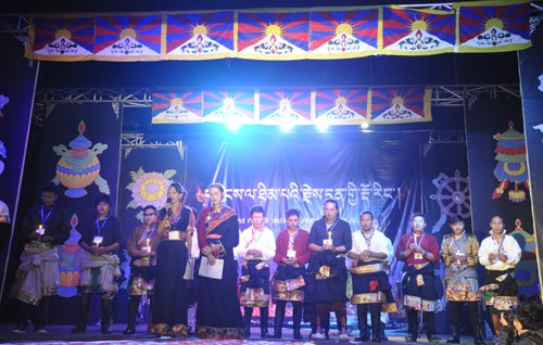 དབྱངས་ལ་ཐིམ་པའི་རྗེས་དྲན་གྱི་རྡོ་རིང་མཚན་ཚོགས་སྐབས་སྒྱུ་རྩལ་བ་ཚོས་མྱ་ངན་ཞུ་བཞིན་པ།