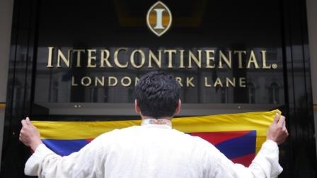 ལྷ་སར་རྒྱས་སྤྲོས་ཅན་གྱི་མགྲོན་ཁང་གསར་རྒྱག་བྱེད་མཁན་ཚོགས་པའི་མདུན་ངོ་རྒོལ་བྱེད་བཞིན་པ། ལྷ་སར་རྒྱས་སྤྲོས་ཅན་གྱི་མགྲོན་ཁང་གསར་རྒྱག་བྱེད་མཁན་ཚོགས་པའི་མདུན་ངོ་རྒོལ་བྱེད་བཞིན་པ།