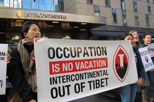 རྒྱལ་སྤྱིའི་གསོལ་མགྲོན་ཁེ་གཉེར་ལས་ཁང་མདུན་ངོ་རྒོལ་བྱེད་བཞིན་པ། 