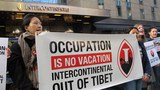 རྒྱལ་སྤྱིའི་གསོལ་མགྲོན་ཁེ་གཉེར་ལས་ཁང་མདུན་ངོ་རྒོལ་བྱེད་བཞིན་པ། 