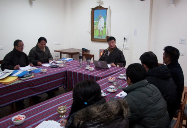 བོད་མིའི་སྒྲིག་འཛུགས་ཀྱི་་ལོ་འཁོར་སྔོན་རྩིས་འཆར་འབུལ་ལ་ཞིབ་འཇུག་སྐབས།