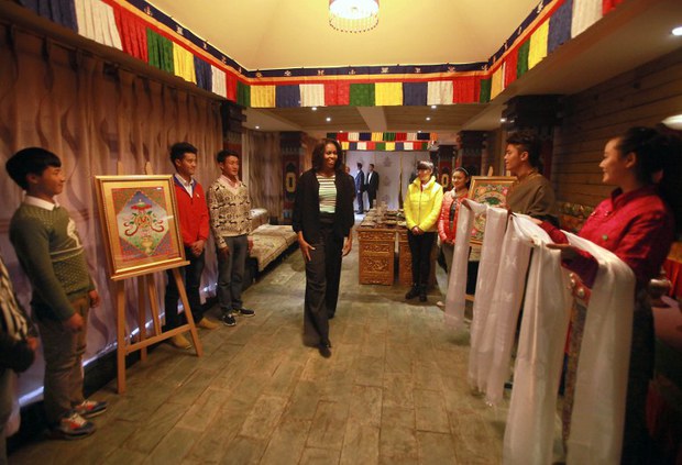 ལྕམ་སྐུ་ཨོ་བྷ་མ་ཁྲིན་འདུ་གྲོང་ཁྱེར་གྱི་Zangxiang Teahouse་བོད་ཟས་ཁང་ལ་ཕེབས་བསུ། ༢༠༡༤།༣།༢༦