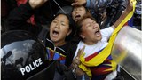 བལ་ཡུལ་གྱི་རྒྱ་ནག་གཞུང་ཚབ་མདུན་ངོ་རྒོལ་བྱེད་མཁན་ཉེན་རྟོག་པས་འཇུ་བཟུང་བྱེད་བཞིན་པ། ༢༠༡༤།༣།༡༠