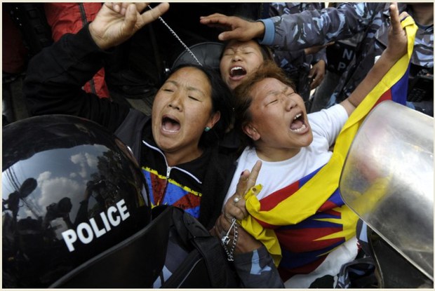 བལ་ཡུལ་གྱི་རྒྱ་ནག་གཞུང་ཚབ་མདུན་ངོ་རྒོལ་བྱེད་མཁན་ཉེན་རྟོག་པས་འཇུ་བཟུང་བྱེད་བཞིན་པ། ༢༠༡༤།༣།༡༠