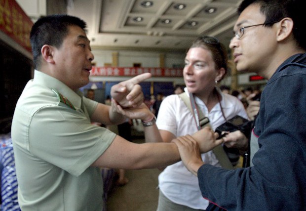 ༢༠༠༦ལོར་རྒྱ་ནག་ཧེ་ལུང་ཅང་ཞིང་ཆེན་ལ་འབྲེལ་ཡོད་ཚན་པས་ཕྱི་རྒྱལ་གསར་འགོད་པར་ཉེན་བརྡ་གཏོང་བཞིན་པ།