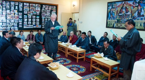 དབུས་བོད་མིའི་སྒྲིག་འཛུཌ་ཀྱི་ཁྲིམས་ཞིབ་པ་ངག་དབང་ཆོས་གྲགས་ལགས་ཀྱིས་ལས་འཁུར་དམ་འབུལ་ཞུ་བཞིན་པ། དབུས་བོད་མིའི་སྒྲིག་འཛུཌ་ཀྱི་ཁྲིམས་ཞིབ་པ་ངག་དབང་ཆོས་གྲགས་ལགས་ཀྱིས་ལས་འཁུར་དམ་འབུལ་ཞུ་བཞིན་པ།