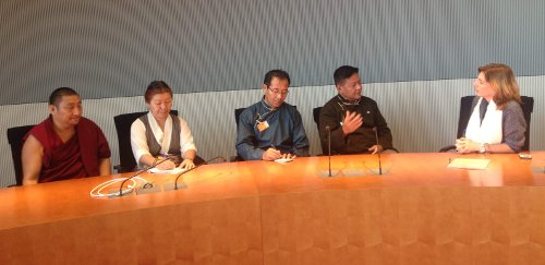 བོད་མི་མང་སྤྱི་འཐུས་ལྷན་ཁང་གི་སྐུ་ཚབ་ཚོ་འཇར་མན་གྲོས་ཚོགས་ཀྱི་ཚོགས་མིར་ཐུགས་འཕྲད། བོད་མི་མང་སྤྱི་འཐུས་ལྷན་ཁང་གི་སྐུ་ཚབ་ཚོ་འཇར་མན་གྲོས་ཚོགས་ཀྱི་ཚོགས་མིར་ཐུགས་འཕྲད།