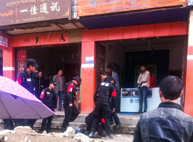  ཉེན་རྟོག་པས་ལི་ཐང་རྫོང་ཏུ་ངོ་རྒོལ་བྱེད་མཁན་འཇུ་བཟུང་བྱེད་བཞིན་པ། ༢༠༡༥།༨།༡༨