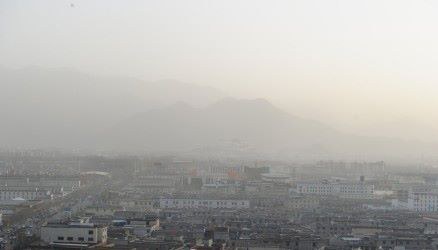 མཁའ་རླུང་བཙོག་སྒྲིབ་ཀྱིས་ཁེབས་པའི་ལྷ་ས་གྲོང་ཁྱེར མཁའ་རླུང་བཙོག་སྒྲིབ་ཀྱིས་ཁེབས་པའི་ལྷ་ས་གྲོང་ཁྱེར