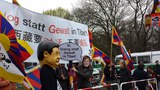 མཇར་མན་ཏུ་བོད་མི་དང་། བོད་དོན་རྒྱབ་སྐྱོར་བ་ཚོས་རྒྱ་ནག་གི་སྲིད་འཛིན་ཞེ་ཅིན་ཕུན་ལ་ངོ་རྒོལ་བྱེད་བཞིན་པ། ༢༠༡༤།༣།༢༨