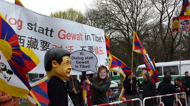 མཇར་མན་ཏུ་བོད་མི་དང་། བོད་དོན་རྒྱབ་སྐྱོར་བ་ཚོས་རྒྱ་ནག་གི་སྲིད་འཛིན་ཞེ་ཅིན་ཕུན་ལ་ངོ་རྒོལ་བྱེད་བཞིན་པ། ༢༠༡༤།༣།༢༨ མཇར་མན་ཏུ་བོད་མི་དང་། བོད་དོན་རྒྱབ་སྐྱོར་བ་ཚོས་རྒྱ་ནག་གི་སྲིད་འཛིན་ཞེ་ཅིན་ཕུན་ལ་ངོ་རྒོལ་བྱེད་བཞིན་པ། ༢༠༡༤།༣།༢༨