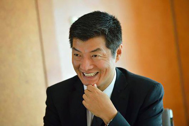 ཨ་རིའི་གཙུག་ལག་སློབ་གྲ་ཞིག་གིས་སྲིད་སྐྱོང་མཆོག་ལ་གཟེངས་རྟགས་ཤིག་འབུལ་འཆར། ཨ་རིའི་གཙུག་ལག་སློབ་གྲ་ཞིག་གིས་སྲིད་སྐྱོང་མཆོག་ལ་གཟེངས་རྟགས་ཤིག་འབུལ་འཆར།