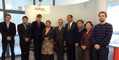 ཨི་ཊ་ལིའི་རང་སྐྱོང་མངའ་ཁུལ་ལྷོ་ཊི་རོལ་གྱི་རྒྱལ་ས་བྷོལ་ཛ་ནོར་རྟེན་གཞི་བྱས་པའི་ཡུ་རོབ་ཤེས་ཡོན་བསྟི་གནས་ཁང་དུ། ཨི་ཊ་ལིའི་རང་སྐྱོང་མངའ་ཁུལ་ལྷོ་ཊི་རོལ་གྱི་རྒྱལ་ས་བྷོལ་ཛ་ནོར་རྟེན་གཞི་བྱས་པའི་ཡུ་རོབ་ཤེས་ཡོན་བསྟི་གནས་ཁང་དུ།