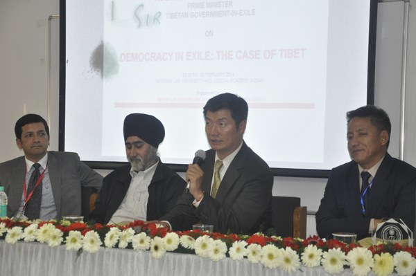 སྲིད་སྐྱོང་མཆོག་གིས་རྒྱ་གར་རྒྱལ་ཡོངས་ཁྲིམས་ཀྱི་གཙུག་ལག་སློབ་གྲྭའི་ནང་གཏམ་བཤད་སྤེལ་བཞིན་པ། ༢༠༡༤།༢།༥ སྲིད་སྐྱོང་མཆོག་གིས་རྒྱ་གར་རྒྱལ་ཡོངས་ཁྲིམས་ཀྱི་གཙུག་ལག་སློབ་གྲྭའི་ནང་གཏམ་བཤད་སྤེལ་བཞིན་པ། ༢༠༡༤།༢།༥