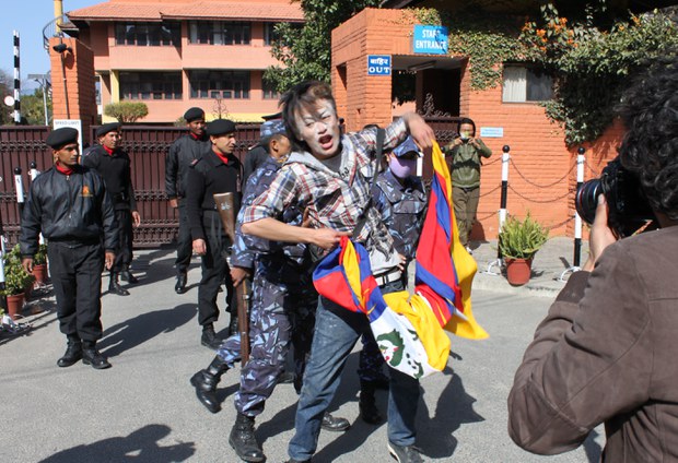 ༢༠༡༡ལོར་བལ་ཡུལ་དུ་བོད་མི་ཚོས་མཉམ་འབྲེལ་རྒྱལ་ཚོགས་མདུན་སྐད་འབོད་བྱས་སྐབས།