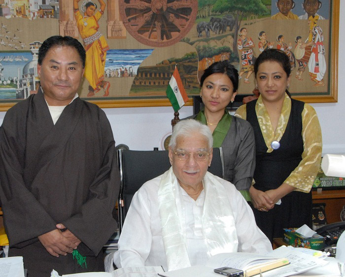 Orissa མངའ་སྡེའི་སྲིད་སྐྱོང་མཆོག་གིས་བོད་དོན་ཐོག་ག་དུས་ཡིན་ནས་གདུང་སེམས་མཉམ་སྐྱེད་ཡོད་པ་དང། བོད་ནང་དུ་དཀའ་ངལ་མུ་མཐུད་ཡོད་བཞིན་པར། རྒྱ་དམར་གཞུང་ནས་དཀའ་ངལ་སེལ་རྒྱུར་བསམ་ཤེས་མ་བྱས་པ་དེར་ཐུགས་ཕམ་ཡོད་སྐོར་གསུངས་ཏེ། བོད་དོན་དཀའ་རྙོག་སེལ་རྒྱུའི་ཐབས་ལམ་གཅིག་རང་ཡོད་པ་དེ་དབུ་མའི་ལམ་ཡིན་པ་དང༌། སྤྱི་འཐུས་རྣམ་པ་ཚོས་དངོས་སུ་མི་མང་ངོ་ཐུག་གིས་བོད་དོན་ཞུ་གཏུགས་ཀྱི་ལས་འགུལ་བརྩམས་གནང་བར་བསྔགས་བརྗོད་ཆེན་པོ་གནང་ཡོད་སྐོར་ སྤྱི་འཐུས་ལྷན་ཚོགས་ཀྱི་རྒྱ་གར་བྱང་ཤར་ཁུལ་དུ་བོད་དོན་ཞུ་གཏུགས་ལས་འགུལ་ཚོགས་ཆུང་གིས་གནས་ཚུལ་བཏང་གནང་འདུག༎