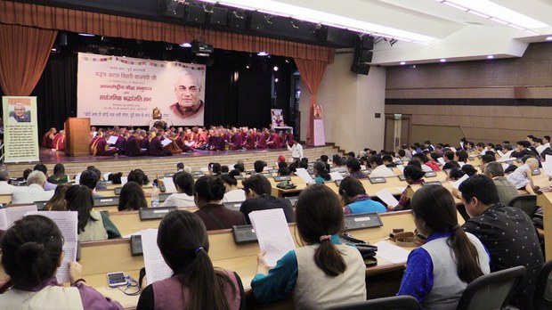 རྒྱ་གར་གྱི་སྲིད་བློན་ཟུར་པ་སྐུ་གཤེགས་པར་བོད་མི་ཚོས་བསྔོ་སྨོན་གནང་བཞིན་པ། ༢༠༡༨།༨།༢༨