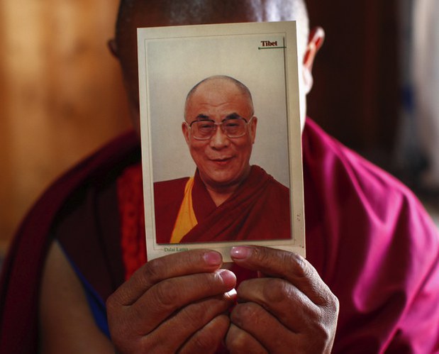 ༸གོང་ས་མཆོག་གི་སྐུ་པར་ཉར་བའི་ཉེས་མིང་འོག་དགེ་འདུན་པ་བསྟན་འཛིན་མཁྱེན་རབ་ལགས་འཛིན་བཟུང་བྱས་འདུག ༸གོང་ས་མཆོག་གི་སྐུ་པར་ཉར་བའི་ཉེས་མིང་འོག་དགེ་འདུན་པ་བསྟན་འཛིན་མཁྱེན་རབ་ལགས་འཛིན་བཟུང་བྱས་འདུག