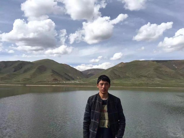 ན་གཞོན་ཤེས་ཡོན་པ་བློ་གྲོས་ལགས་སུ་ལོ་བཞི་དང་ཟླ་བ་ལྔའི་བཙོན་མཇུག་ཁྲིམས་ཐག་བཅད་འདུག