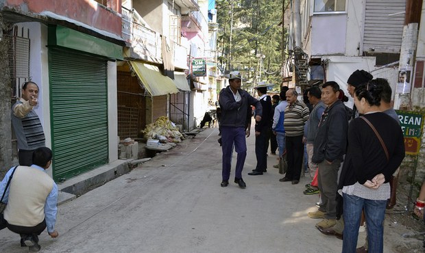 བཞུགས་སྒར་དུ་བོད་མི་ཞིག་ལ་རྒྱ་གར་བ་གསུམ་གྱིས་གྲི་བརྒྱབ་ཡོད་པ། བཞུགས་སྒར་དུ་བོད་མི་ཞིག་ལ་རྒྱ་གར་བ་གསུམ་གྱིས་གྲི་བརྒྱབ་ཡོད་པ།