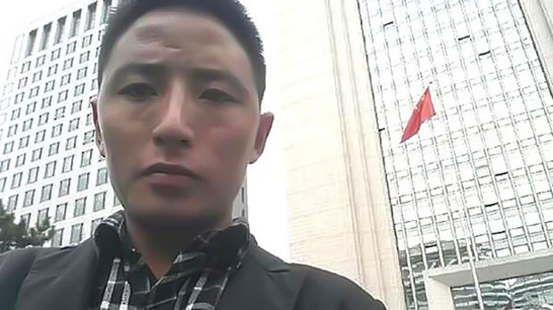 བོད་ཀྱི་སྐད་ཡིག་ཐོབ་ཐང་འཐབ་རྩོད་པ་དང་ཆབ་སྲིད་བཙོན་ཟུར་བཀྲ་ཤིས་དབང་ཕྱུག་ལགས་སུ་བཅར་བརྡུང་བྱས་ཡོད་འདུག བོད་ཀྱི་སྐད་ཡིག་ཐོབ་ཐང་འཐབ་རྩོད་པ་དང་ཆབ་སྲིད་བཙོན་ཟུར་བཀྲ་ཤིས་དབང་ཕྱུག་ལགས་སུ་བཅར་བརྡུང་བྱས་ཡོད་འདུག