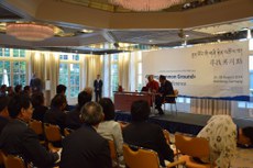 བོད་རྒྱ་མཉམ་འཛོམས་ཀྱི་ཚོགས་ཐོག་༧གོང་ས་མཆོག་གིས་བཀའ་སློབ་གནང་བཞིན་པ། ༢༠༡༤།༨།༢༧