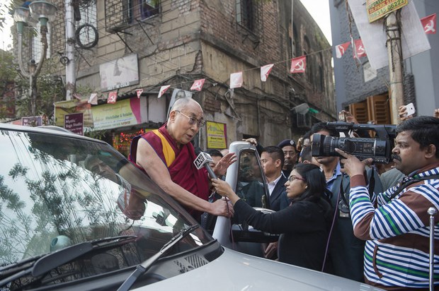༧གོང་ས་མཆོག་གིས་རྒྱ་གར་གྱི་ཀོལ་ཀོ་ཏེའི་གྲོང་ཁྱེར་ནང་གསར་འགོད་པར་བཀའ་ལན་གནང་བཞིན་པ། ༢༠༡༥།༡།༡༢