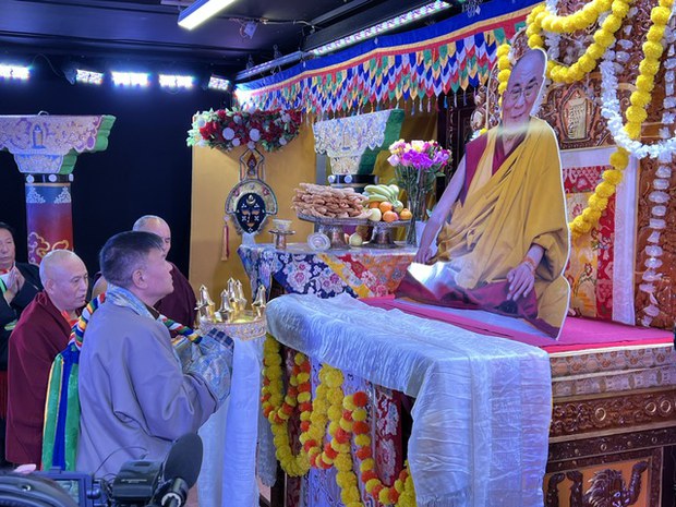 ༧གོང་ས་མཆོག་ལ་ནོ་སྦེལ་ཞི་བདེའི་གཟེངས་རྟགས་ཕུལ་བའི་དུས་ཆེན་གང་སར་སྲུང་བརྩི་གནང་འདུག
