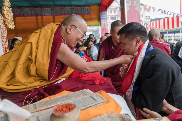 རྒྱ་གར་ཨ་རུ་ན་ཅལ་མངའ་སྡེའི་སྤྱི་ཁྱབ་བློན་ཆེན་པདྨ་མཁའ་འགྲོ་མཆོག་གིས་༧གོང་ས་མཆོག་དང་མཇལ་བཞིན་པ། ༢༠༡༧།༤།༥ རྒྱ་གར་ཨ་རུ་ན་ཅལ་མངའ་སྡེའི་སྤྱི་ཁྱབ་བློན་ཆེན་པདྨ་མཁའ་འགྲོ་མཆོག་གིས་༧གོང་ས་མཆོག་དང་མཇལ་བཞིན་པ། ༢༠༡༧།༤།༥