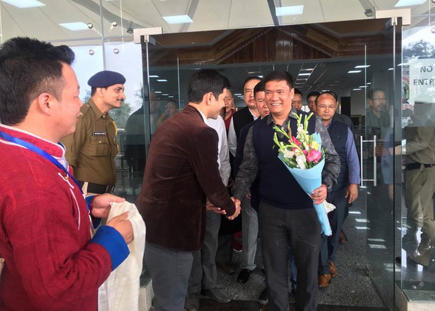 པདྨ་མཁའ་འགྲོ་མཆོག་བཞུགས་སྒར་དུ་འཚམས་འདྲིར་ཕེབས་པ།