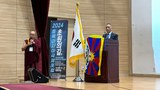 ཉི་འོང་དོན་གཅོད་ཨརྱ་ཚེ་དབང་རྒྱལ་པོ་ལགས་ནས་ལྷོ་ཀོ་རི་ཡར་རྟེན་གཞི་བྱས་པའི་མཐོ་སློབ་ཁག་ཏུ་བོད་དོན་གསུང་བཤད་གནང་ཡོད་པ།