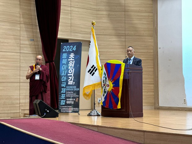 ཉི་འོང་དོན་གཅོད་ཨརྱ་ཚེ་དབང་རྒྱལ་པོ་ལགས་ནས་ལྷོ་ཀོ་རི་ཡར་རྟེན་གཞི་བྱས་པའི་མཐོ་སློབ་ཁག་ཏུ་བོད་དོན་གསུང་བཤད་གནང་ཡོད་པ།