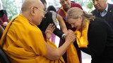སྤྱི་ནོར་༸གོང་ས་༸སྐྱབས་མགོན་ཆེན་པོ་མཆོག་གིས་ཨའོསི་ཊརེ་ལི་ཡའི་བོད་དོན་ལས་འགུལ་ལྟེ་གནས་ཁང་གི་ཚོགས་མི་ཁག་ཅིག་ལ་མཇལ་ཁ་སྩལ་བ།