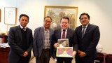 བོད་དོན་ལས་འགུལ་བ་འབུམ་རམས་པ་རྒྱལ་ལོ་ལགས་ཀྱིས་ཨའོསི་ཊརེ་ལི་ཡའི་གྲོས་ཚོགས་འཐུས་མི་ ༡༥ ཙམ་ལ་མཇལ་འཕྲད་ཀྱིས་བོད་དོན་ཞུ་གཏུག་གནང་འདུག